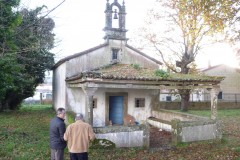 Comienzan los trabajos de reforma de la capilla de San Roque, situada en la parroquia de Sabugueira, en Lavacolla