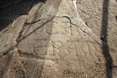 Aparece el resto de una lápida antigua en la cornisa de la fachada de la iglesia del Convento de San Francisco