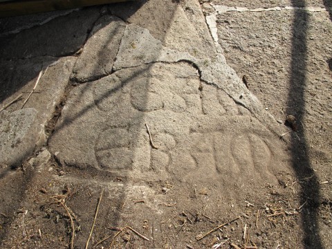 Aparece el resto de una lápida antigua en la cornisa de la fachada de la iglesia del Convento de San Francisco